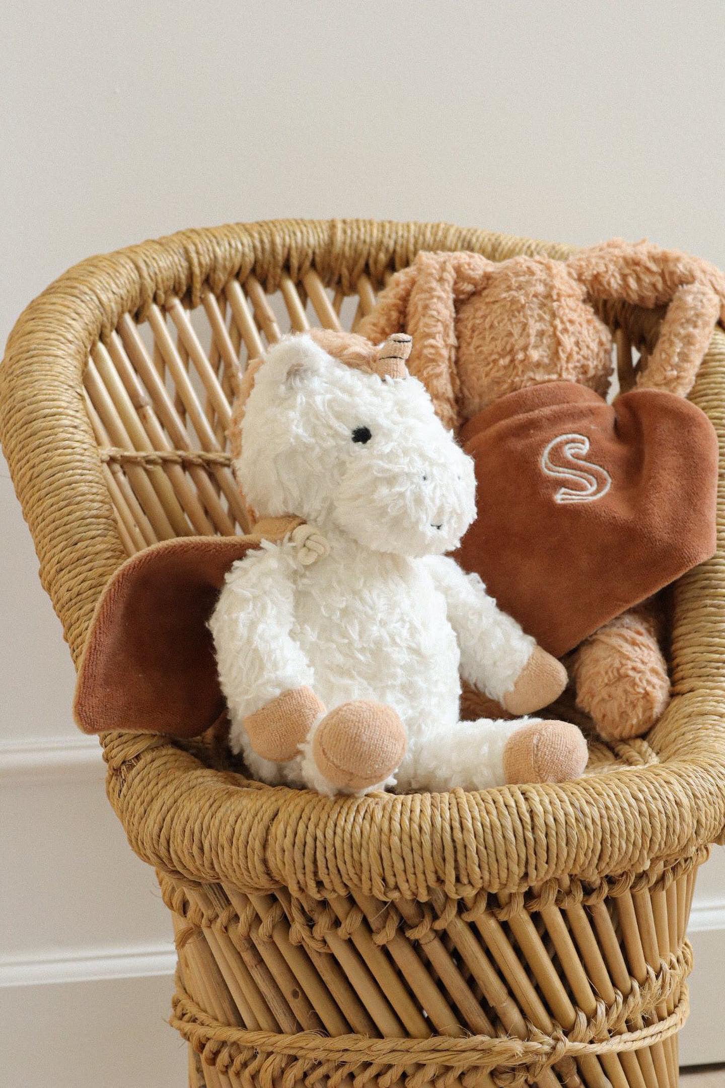 Sleeping Hero GOTS-certificerede bamser designet i Danmark.. Hos Sleeping Hero tror vi på at skabe produkter, der ikke kun er sjove og legende, men også sikre og ansvarlige. Det er derfor, at vores bamse med heltekappe er lavet af GOTS-certificeret bomuld, hvilket sikrer, at den er fri for skadelige kemikalier og produceret med fair arbejdspraksis.