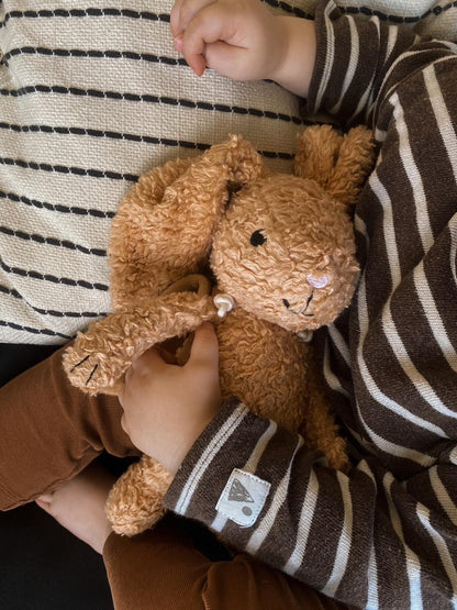 Sleeping Hero plastikfri bamse. Hos Sleeping Hero tror vi på at skabe produkter, der ikke kun er sjove og legende, men også sikre og ansvarlige. Det er derfor, at vores bamse med heltekappe er lavet af GOTS-certificeret bomuld, hvilket sikrer, at den er fri for skadelige kemikalier og produceret med fair arbejdspraksis.